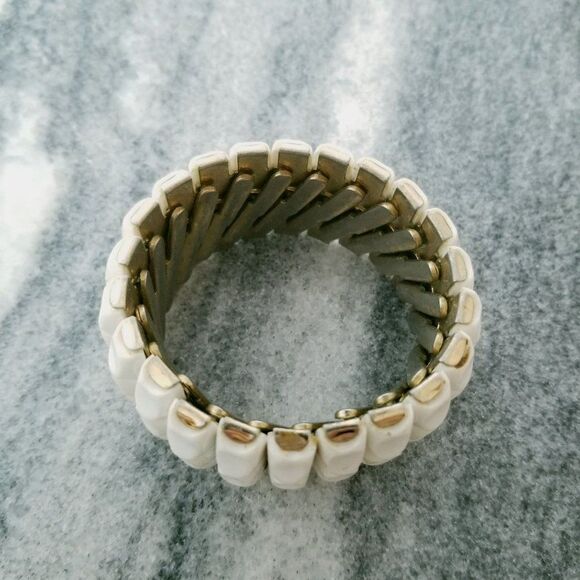 Vintage White Panel Stretch Expanding Bangle Bracelet, Unsigned, Estate - Picture 6 of 6